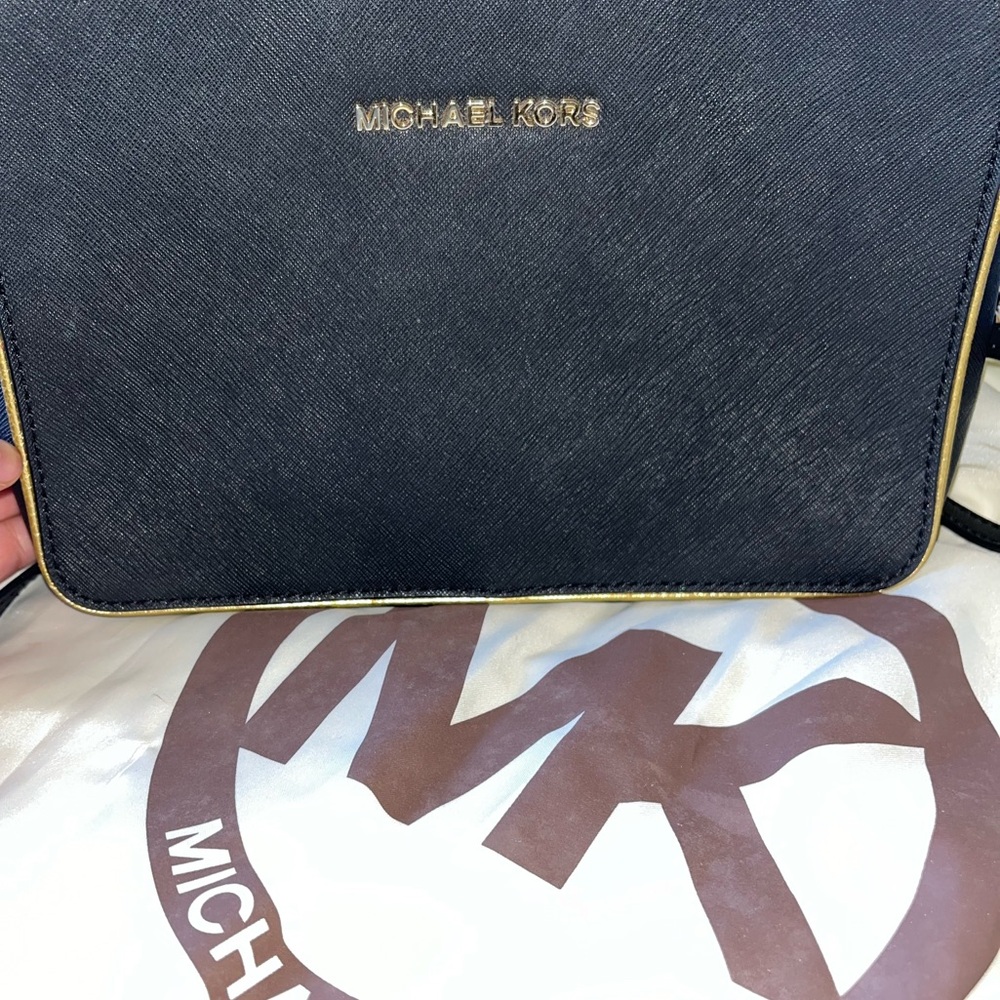 SOLD 👏✅MK crossbody gold trim bag